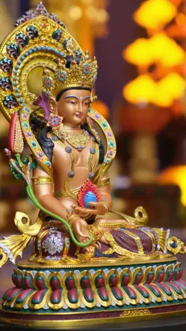 Nếu có một vị Bồ Tát dám phát nguyện xuống tận địa ngục cứu từng chúng sanh, bạn có muốn biết Ngài là ai không? Đó chính là Địa Tạng Vương Bồ Tát, bậc Đại Nguyện Đại Từ, được Đức Phật Thích Ca tán thán là vị Bồ Tát mang đại nguyện lớn nhất trong thời mạt pháp. Ngài từng phát lời thệ nguyện vang dội: “Địa ngục vị không, thệ bất thành Phật; chúng sanh độ tận, phương chứng Bồ đề.” Nghĩa là, khi nào địa ngục còn một chúng sanh chịu khổ, Ngài sẽ chưa thành Phật. Chính đại nguyện này khiến Ngài trở thành biểu tượng của lòng từ bi rộng lớn và sức cứu độ mạnh mẽ dành cho tất cả hữu tình. Thờ Ngài Địa Tạng không phải để cầu điều kỳ diệu, mà là nương vào ánh sáng trí tuệ và lòng từ của Ngài giúp người tu chuyển hóa nghiệp chướng, giảm bớt tai nạn, tạo nên sự hanh thông trong cuộc sống. Oai lực của Ngài còn hỗ trợ cho gia tiên và những vong linh hữu duyên được siêu thoát, đem lại bình an cho cả gia đình. Ai có duyên chiêm lễ Ngài thường cảm nhận được tâm an định, nghiệp nhẹ hơn và con đường đời mở sáng. #mattongkimcuongthua #kimcuonghylac #TikTokAwardsVN #diatangvuongbotat #chudiatangvuongbotat 