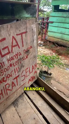 Adik Libo datang bawa kelapa tua… sambil jelasin manfaatnya satu-satu, kayak guru kecil yang penuh percaya diri. Anak sekecil itu, tapi ilmunya luas… hatinya lebih luas lagi. Dia nggak cuma kasih kelapa dia kasih perhatian, kasih niat baik, kasih yang dia punya. Terima kasih ya, dik… Semoga kebaikanmu selalu dibalas yang lebih besar dari Tuhan. Tetap tumbuh jadi anak Papua yang pintar, rendah hati, dan penuh kasih.#adiklibo 