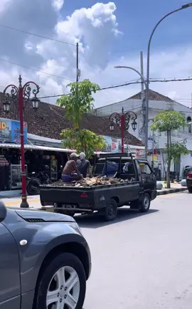 Di Kartonyono, waktu seolah berjalan pelan. Angin sore menyapa lembut, suara kendaraan berpadu dengan obrolan warga yang akrab. Tempat ini sederhana, tapi punya cara unik buat bikin hati tenang. Ada cerita yang tertinggal di tiap langkahnya, ada rindu yang pulang setiap kali namanya disebut. Ngawi mungkin kecil, tapi rasanya besar di hati #ngawistory🌻 #ngawi_ramah #ngawi24jam #ngawipunyacerita #ngawivibes 