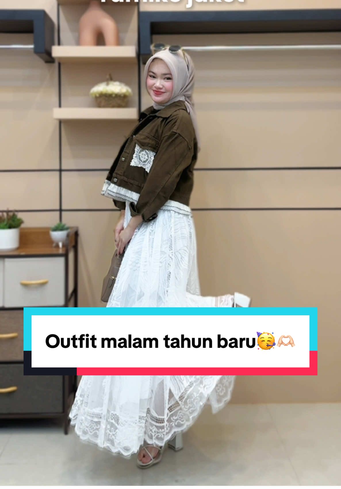 Sebentar lagi akhir tahun, bunda malam tahun baru nanti ada acara apa nih?😍 Jangan lupa pakai outfit terbaik buat malam tahun baru nanti, bisa banget ikutin style teh dita nih bun🥰🫶🏻 #fyp #ootdhijab #casualoutfits #jaketwanita #outfitideas 