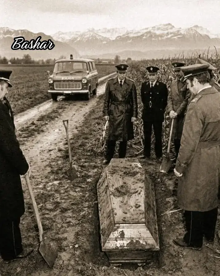 توفي تشارلي تشابلن، أحد أعظم الكوميديين في التاريخ، بسلام أثناء نومه في يوم عيد الميلاد عام 1977، عن عمر يناهز 88 عامًا.  ودُفن في المقبرة في قرية كورسييه سور فيفي في سويسرا، .. حيث عاش سنواته الأخيرة .. ومع ذلك، تحطم سلام العائلة بعد بضعة أشهر فقط من الجنازة.  في ليلة 1 مارس 1978، دخل ميكانيكي سيارات مهاجران، البولندي رومان وارداس، والبلغاري ـ غانتشو غانيف، إلى المقبرة.  وقامو بحفر قبر الممثل، وأزالوا نعش البلوط الثقيل، الذي كان يزن أكثر من 150 كيلوغرامًا،  وسحبوه عبر العشب وحملوه في شاحنتهم.  في الصباح، وجد حارس المقبرة القبر الفارغ وآثار الإطارات.  انتشر خبر اختفاء جثة تشارلي تشابلن في جميع أنحاء العالم.  كان دافع اللصوص ماليًا بحتًا. اتصلوا بأرملة الممثل، أونا أونيل، وطالبوا بفدية قدرها 600 ألف فرنك سويسري، وهو مبلغ ضخم آنذاك، لإعادة التابوت. . توقعوا أن تدفع الأسرة الفدية فورًا لاستعادة الجثة. لكنهم أخطأوا خطأً فادحًا.  . رفضت أونا رفضًا قاطعًا التفاوض مع سارقي القبور. ردّت عليهم ردًا لا يزال شهيرًا في التاريخ: 