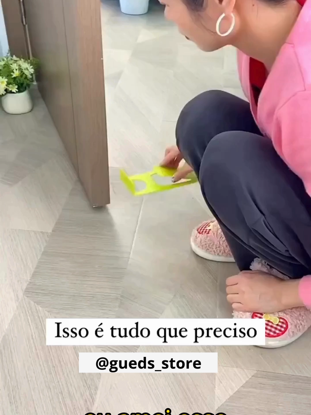 🚪✨ Diga adeus às batidas de porta! A Trava de Porta Adesiva com Rolha é multifuncional, discreta e super prática. Protege paredes, rodapés e evita barulhos — ideal para qualquer ambiente da casa! 🏡👌 #TravaDePorta #AparadorDePorta #CasaOrganizada #ProteçãoParaParedes #Rodapé #UtilidadesDomésticas #Decoração #Praticidade #TikTokMadeMeBuyIt #DicasDeCasa