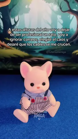 Feliz diciembre en la oficina. Así mi mente todos los días. #sylvanianfamilies #humor #oficina #trabajo #corporatelife 