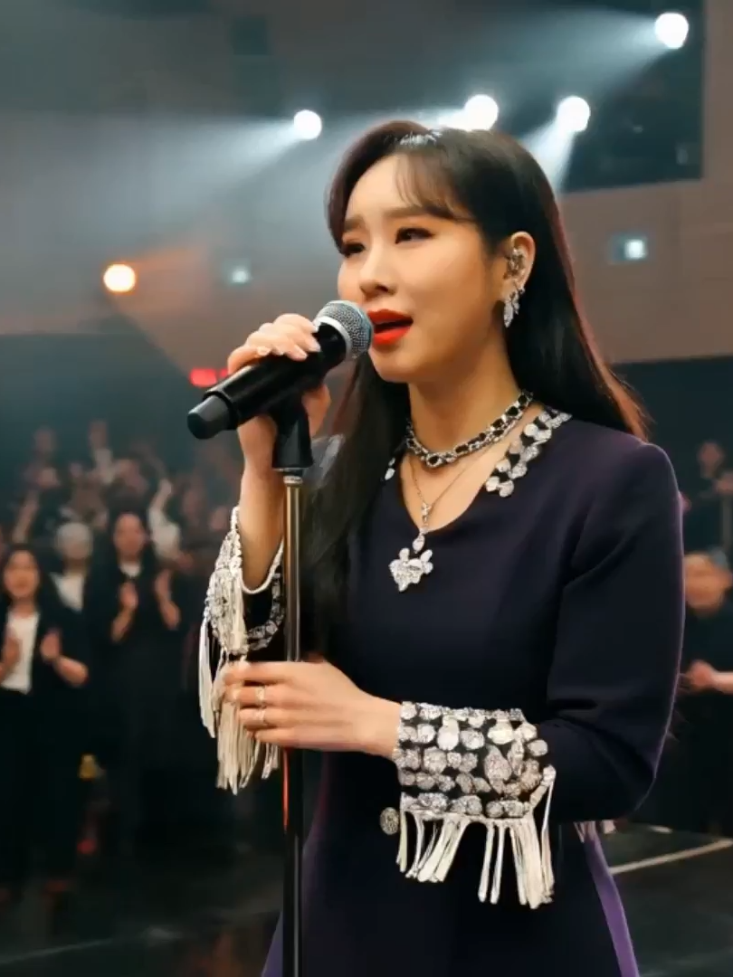 AI가 만든 신나는 트롯 '과부 인생'🎵  혼자 사는 과부의 낮과 밤. 낮에는 바쁘고 당당하게 살지만, 밤이면 외로움이 밀려옵니다.  