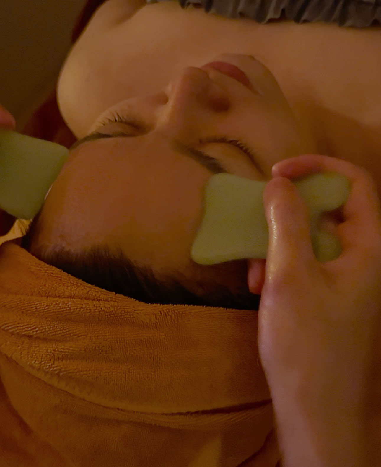 ✨✨✨ MASSAGE MẶT NGỌC- CẢI THIỆN LÃO HOÁ DA TỰ NHIÊN ✨✨✨ 🌱🍃Massage mặt bằng ngọc 💎 là sự kết hợp giữa phương pháp Gua sha cổ truyền Đông Á và các liệu pháp chăm sóc da hiện đại 💆🏻‍♀️. Với công cụ làm từ ngọc bích, thạch anh hồng hoặc đá obsidian giúp:  🍃✨Kích thích tuần hoàn máu, thải độc tố, làm da sáng mịn, giảm sưng bọng mắt, giảm nếp nhăn, săn chắc da, thư giãn tinh thần nhờ khả năng làm mát tự nhiên và thúc đẩy thẩm thấu dưỡng chất, đồng thời hỗ trợ thông kinh lạc, cân bằng âm dương ☯️ #guasha #facialmassage #skincare #viral #spaduongsinh 