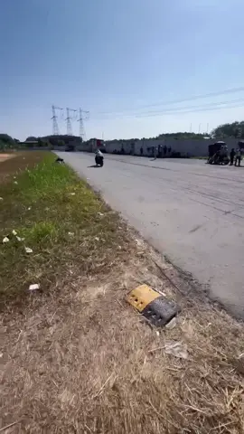 Điện máy nó là 2 trường phái khác nhau _ anh em vô sân là để  trải nghiệm giao lưu với nhau . Thắng hay thua sao mà tbay lèm bèm quài kk #xuhuongtik #xediendo 