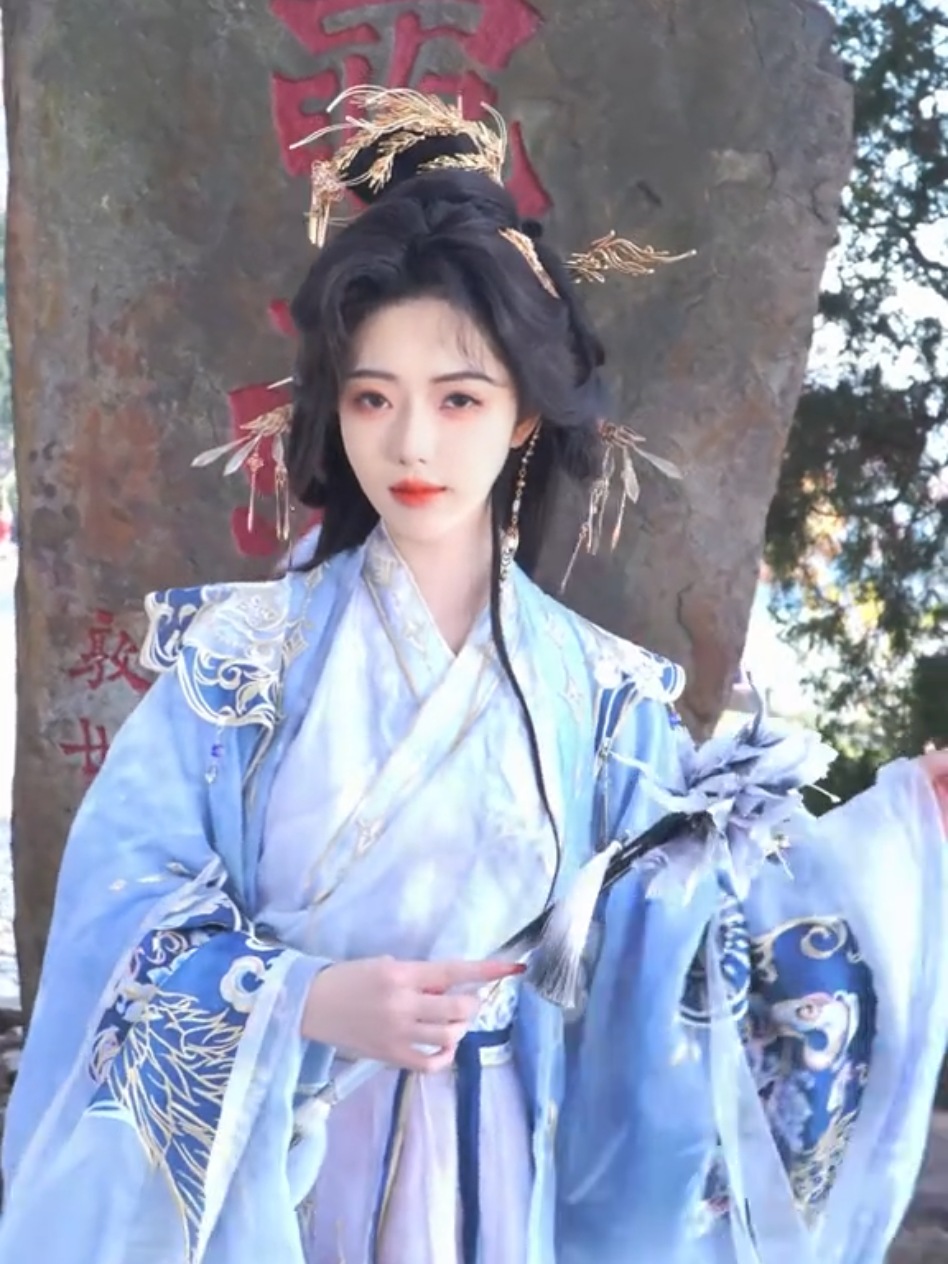 #秋月凉 我不忍见惊鸿颜唯独盛世颜 #山海经的神鸟穿越到太湖了 #来无锡看东方神鸟太值得了 