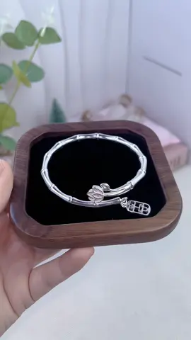 Kiềng tay sen trúc kết hợp charm như ý, biểu tượng may mắn và bình an #trangsuc #MollieJewelry #quatang #xuhuong 