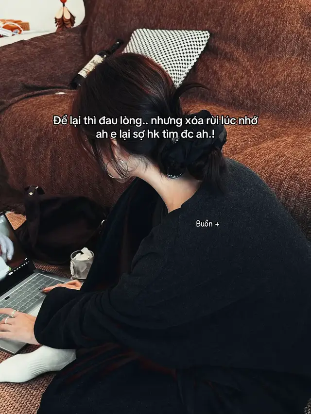 Em xóaa liên lạc. Em hủy hết kết bạn nha anh. Không phải vì ghhhét hay hậnnn anh. Mà vì xóaa để em biết chắc chắn là chẳng có tin nhắn nào, chẳng còn cuộc gọi nào từ anh nữa.. Vì mỗi lần chuông báo tin nhắn tới em đều tưởng tượng và nghĩ đó là của anh. Mỗi lúc nhìn vào điện thoại em lại mònn mỏi chờ đợi hy vọng vào anh.. Cái cảm giác ấy, đauu lắm anh à.!! Em biết em chỉ là tình yêu thừaaa chẳng quan trọng với anh, em buông tay rồi..#lưungọclinh #statusbuon #yeuthuong #radiobuon #stt @𝐋𝖎𝐧𝐡𝐋ư𝐮𝟡𝟚𝐀𝐮𝐓𝐨 @𝐋𝖎𝐧𝐡𝐡𝐋ư𝐮𝐮_𝟡𝟚(Ac Phụ) 