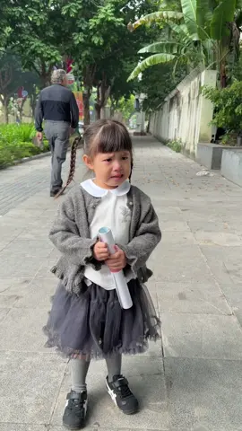 Nếu một ngày bỗng dưng con gái bạn đòi đeo túi xách thì hãy khoan đồng ý, vì người đeo túi sẽ là bạn hoặc nếu không phải bạn thì sẽ như vậy nè #PamYeuOi #HatNhaiFamily 