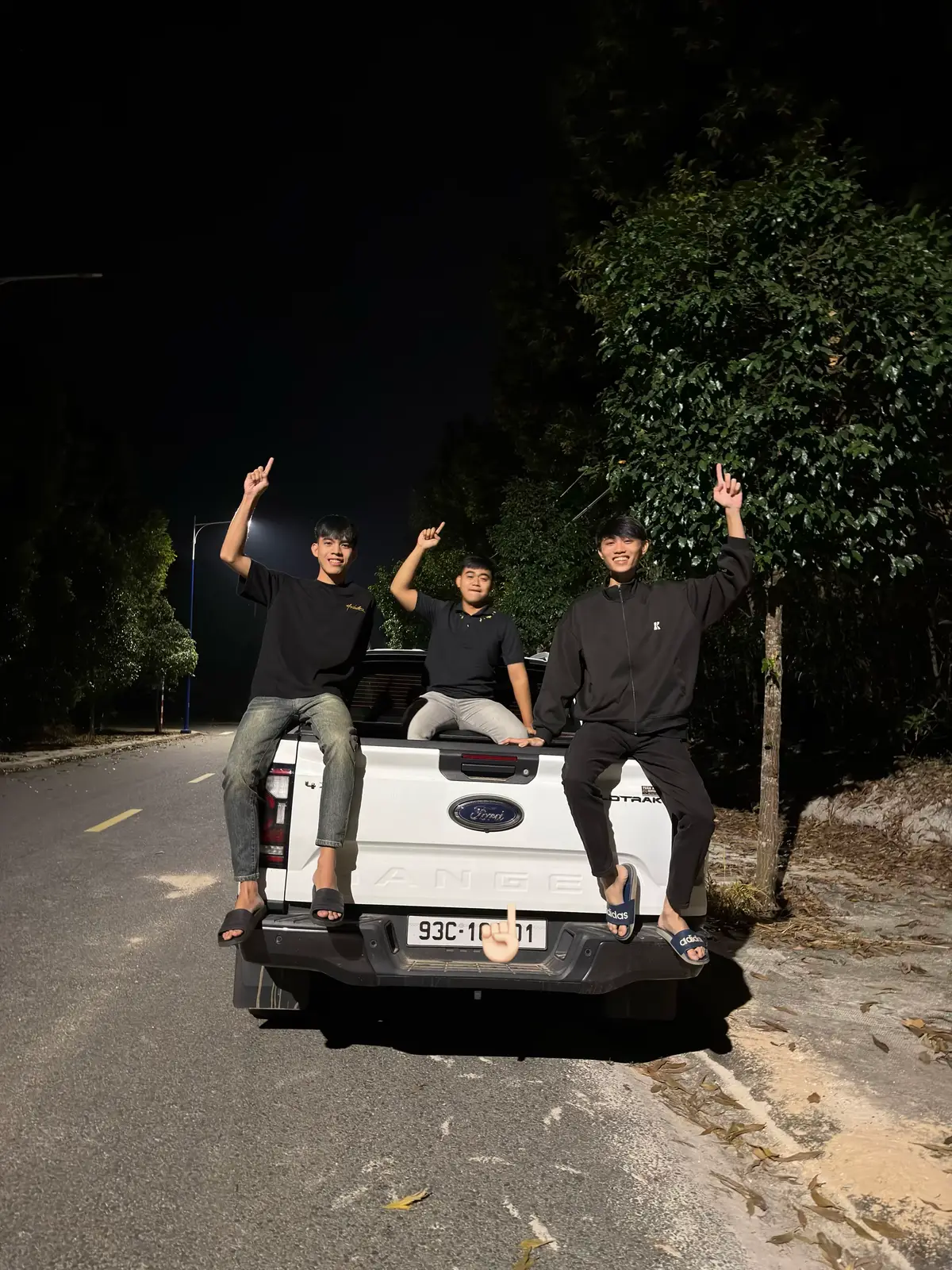 “放鱼归水，让船归岸 仿佛从未承诺，一切皆缘于偶然” “Thả cá về với nước,để thuyền về với bờ.Như chưa từng hẹn ước,tất cả là tình cờ ”