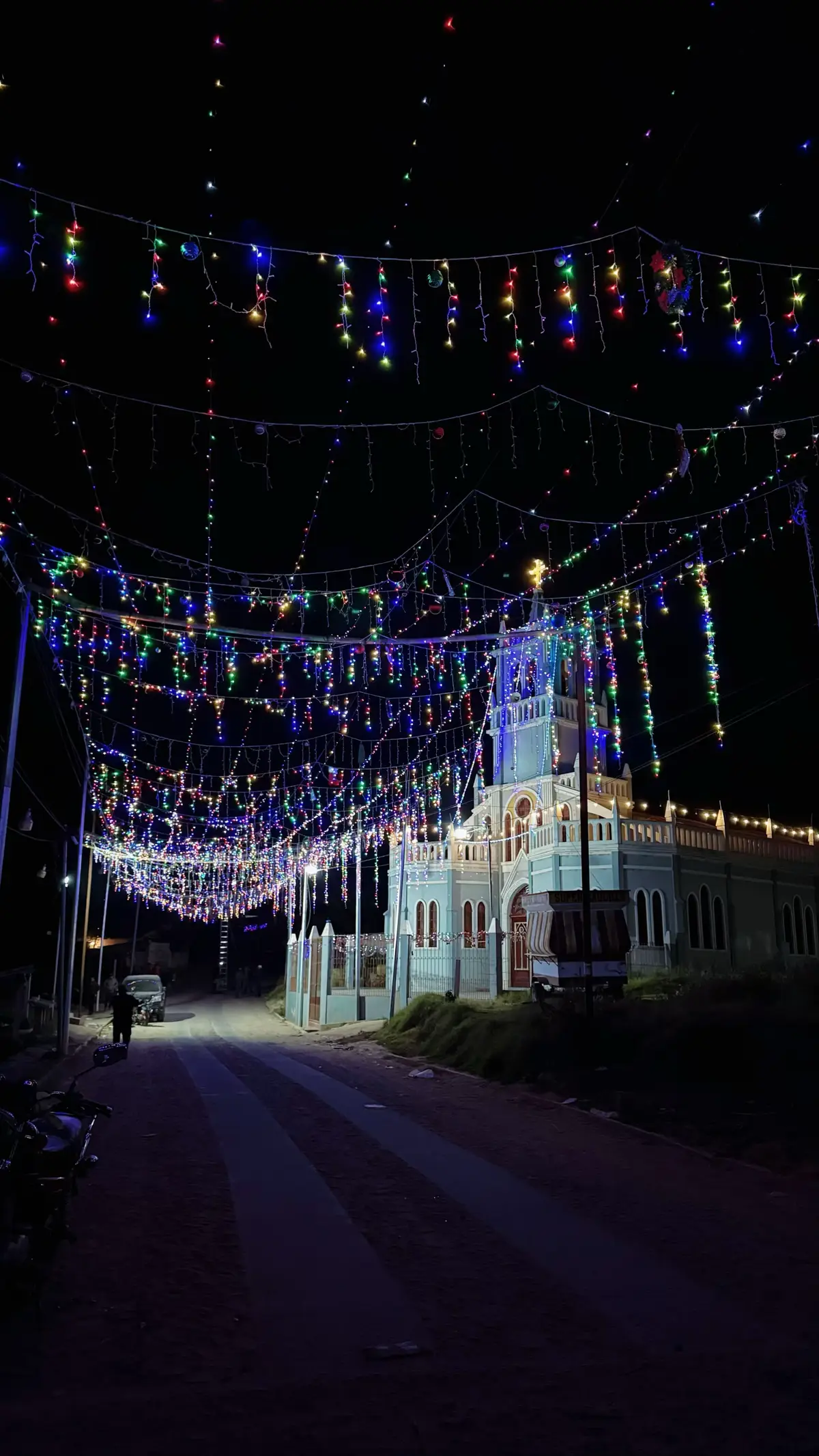Una noche mágica en mi aldea, donde el cielo se viste de hilos de colores y la calle se llena de un brillo que parece caer desde las estrellas. 🌟  Las luces suspendidas danzan suavemente con el viento, iluminando el camino y envolviendo el lugar en una calma especial. 🫶🏻 Todo se siente más vivo, más cálido, como si la noche misma celebrara junto con nosotros. ❤️❤️❤️ #dalelike #paratiiiiiiiiiiiiiiiiiiiiiiiiiiiiiii #encendidadeluces #aldeachicajalaj #li 