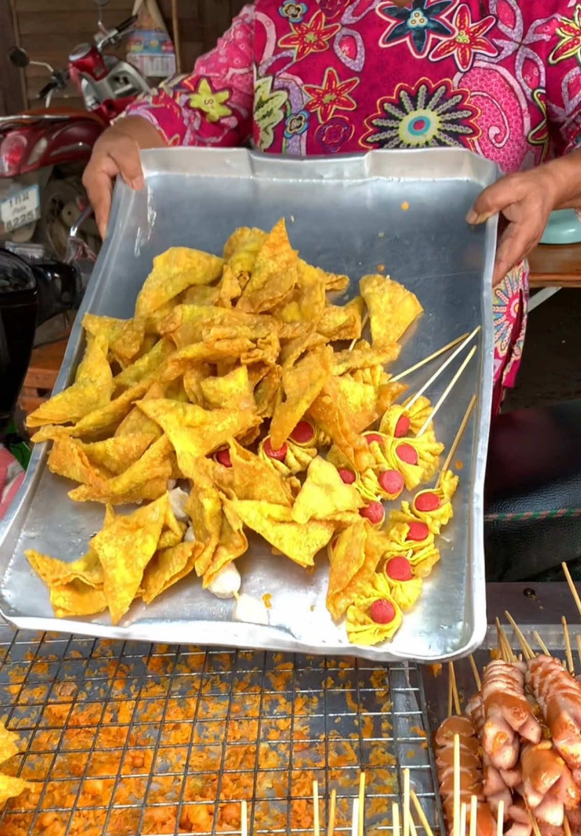 เกี๊ยวห่อหมูที่อร่อยและจริงใจที่สุดนะครับร้านป้ารุ่งปลาหวานทอดสุโขทัยครับ#ป้ารุ้งปลาหวานทอดสุโขทัย #ปลาหมึกทอด #ลูกชิ้นทอด #ของทอด 