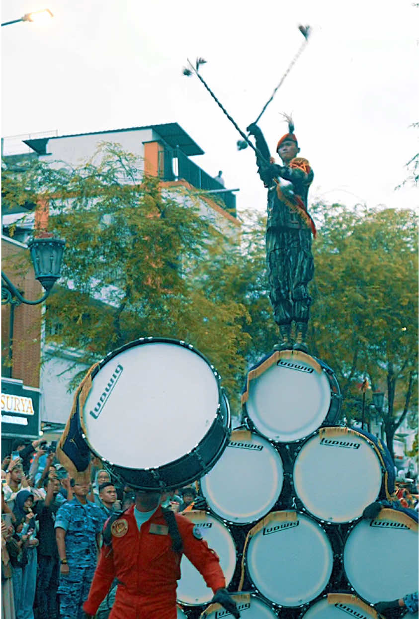 The cadet marching band Gita Dirgantara from Indonesian Air Force  - Yogyakarta  #gitadirgantara #malioboro #yogyakarta #hakordia