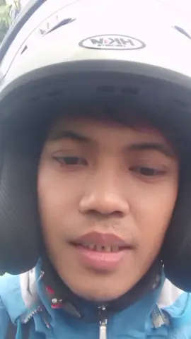 Coba sambil pakai helm