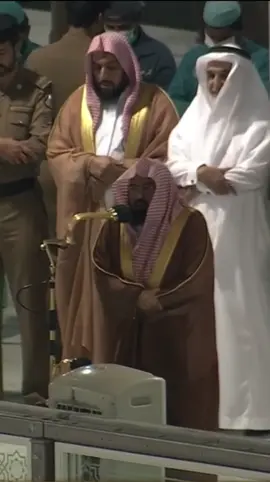 ﴿وَاتَّقوا فِتنَةً لا تُصيبَنَّ الَّذينَ ظَلَموا مِنكُم خاصَّةً وَاعلَموا أَنَّ اللَّهَ شَديدُ العِقابِ﴾ [الأنفال: 25]  •أَمَرَ الله المؤمنين ألا يُقِرُّوا المنكر بين أظهرهم فيعُمَّهم العذاب. •عن زينبَ بنتِ جَحشٍ رَضِيَ اللهُ عنها، قالت: ((استيقَظَ النبيُّ صلَّى اللهُ عليه وسلَّم مِن النَّومِ مُحمَرًّا وجهُه، يقول: لا إلهَ إلَّا اللهُ، ويلٌ للعَرَبِ من شرٍّ قد اقتَرَب، فُتِحَ اليومَ من ردْمِ  يأجوجَ ومأجوجَ مثلُ هذه. وعقَدَ سُفيانُ تسعينَ أو مِئةً  ، قيل: أنَهلِكُ وفينا الصَّالِحونَ؟ قال: نعم، إذا كثُرَ الخبَثُ). #عبدالرحمن_السديس 