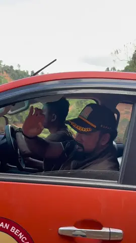 Bupaty alfarlaky terobos blokade longsor membawa bantu ke kec Serbajadi lokop.