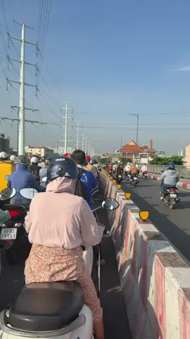 Đường Phạm Văn Đồng có 2 lane dành cho xe máy mà em còn chọn sai, thì đừng có nói là đường đời…😅😎  #phamvandong 
