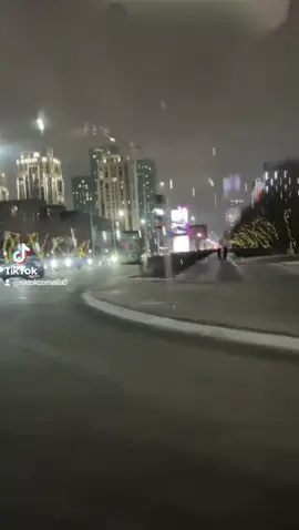 Ешкімге. Басты көтер, Ыйыгыңы тік уста кадам таста.