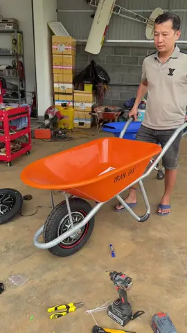 Bạn sẽ không tin được sức mạnh của chiếc xe rùa chạy pin này! Chỉ nhấn ga là chạy, chở nặng cả tạ mà nhẹ như đẩy xe trống. Giải pháp cho công trình, trang trại, nhà vườn. #xerua #vuaxerua #xeruadien #nongsan 