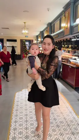 Mn bảo phải chịu khó cho em ra ngoài chơi để “e của mẹ” rạn hơn 😅 Hôm nay mẹ lại cho em ra ngoài vì có dịp đặc biệt của dì út đây ạ. Không biết mọi người đoán được hôm nay là ngày gì không nhỉ? Mẹ và 3 em❤️@NhungNhun 