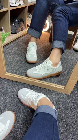 #sneakers #sepatusneaker #sepatuwanita 