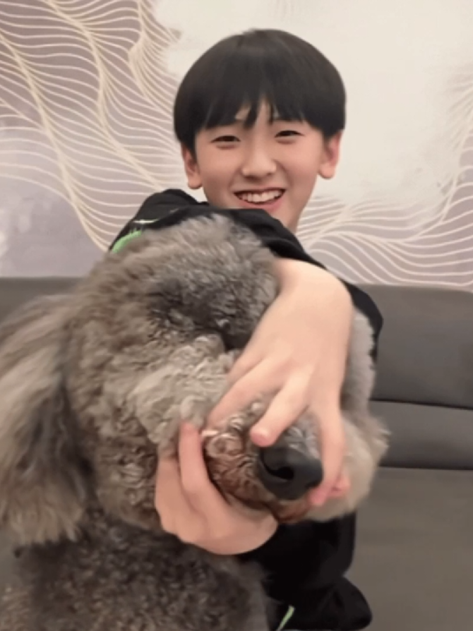 ga pernah seiri ini sama 🐶 sampe aku kenal qihan yg melihara seekor pipi bahkan dari mereka sama2 kecil sampe sekarang mereka sama2 besar dan selalu bersama2🥹 #zuoqihan #zuoqihan_左奇函💫 #tffamily_4th_generation 