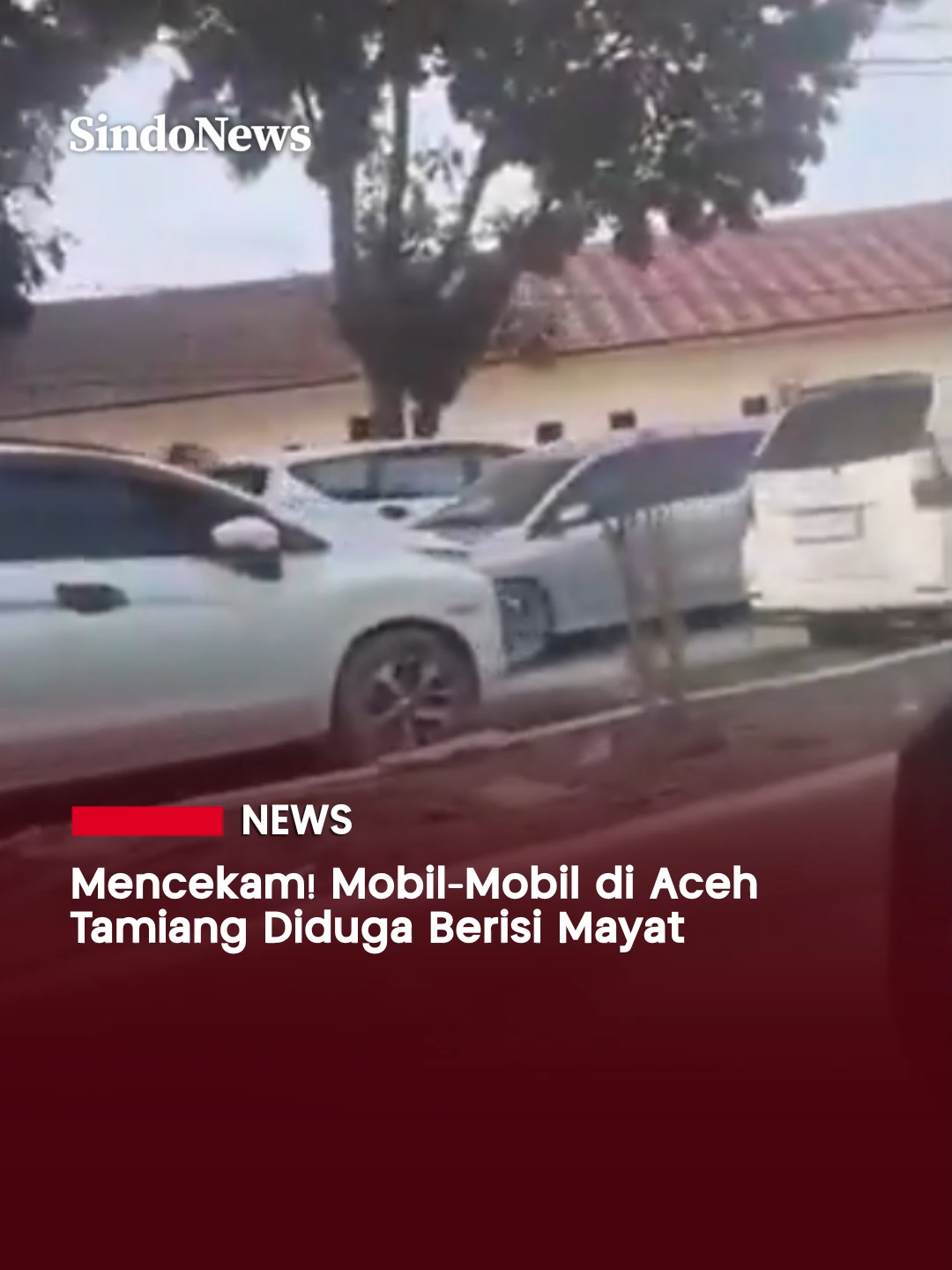 Kondisi mencekam menyelimuti wilayah Aceh Tamiang, Provinsi Aceh, setelah bencana banjir dan tanah longsor melanda kawasan tersebut. Bau busuk dilaporkan tercium dari sejumlah mobil yang terparkir di sepanjang jalanan kota. Di beberapa titik seperti Karang Baru dan Kuala Simpang, deretan mobil dibiarkan terparkir begitu saja, sebagian tertutup lumpur dan rusak akibat terjangan banjir. Warga menduga beberapa kendaraan tersebut masih menyimpan jenazah korban yang belum sempat dievakuasi. Banyak masyarakat mengeluh harus mencium bau menyengat saat melintas di area tersebut. Dalam video yang diunggah mantan Sekretaris Kementerian BUMN, Said Didu seseorang merekam kondisi jalanan di Aceh Taming. Menurutnya, ribuan mobil bekas terendam banjir terparkir begitu saja di pinggir jalan. Suara dalam video juga menyebut mencium bau menyengat mayat saat melewati mobil-mobil tersebut. #BanjirAceh #longsoracehtamiang #KorbanBencanaBanjir #bencanadarurat #SINDOnews #beritaviral #beritaterkini