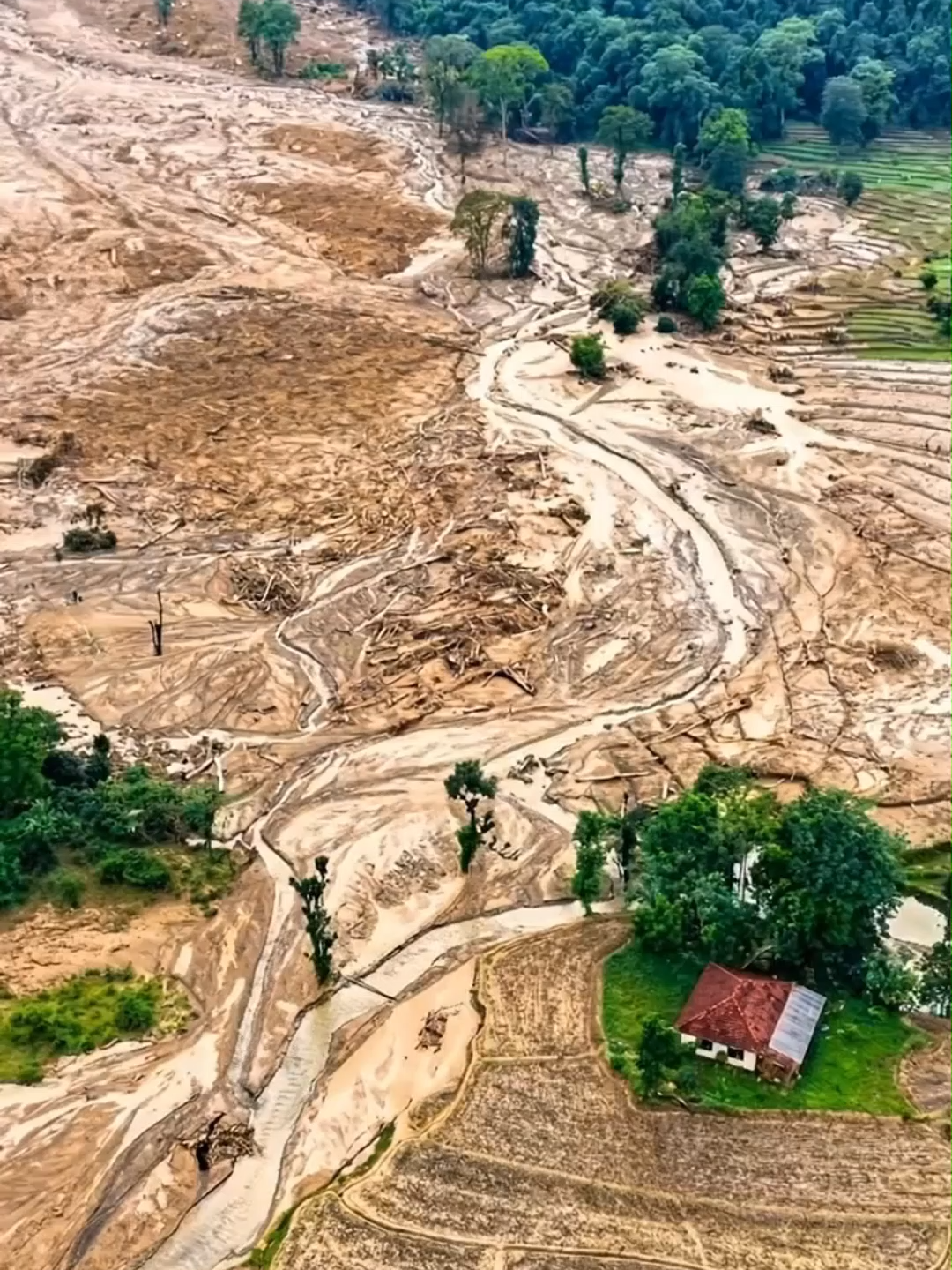 නාය යෑමෙන් බේරුණ ලංකාවේ වාසානාවන්තම ගෙදර... 😍