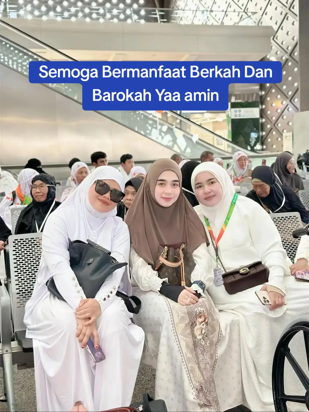 1. Menahan Emosi Saat emosi mulai tidak stabil, menahan diri sejenak sebelum bereaksi adalah langkah awal yang baik. Lakukan tindakan solutif untuk mengatasi masalah setelah tenang. 2. Menghadapi Proses Sadari bahwa setiap keberhasilan membutuhkan proses, perjuangan, dan pengorbanan. Fokus pada setiap langkah dan nikmati prosesnya untuk mengurangi kecemasan akan tujuan akhir. 3. Bersikap Proaktif Ambil tindakan untuk menghadapi masalah, jangan hanya menunggu. Memiliki proaktivitas akan membuat Anda lebih kuat dalam menghadapi ujian kehidupan. 4. Pengelolaan Emosi dan Komunikasi Tarik napas dalam-dalam ketika emosi mulai naik untuk menenangkan diri. Berkomunikasi dengan tenang dan mencarisolusi saat ada masalah, hindari kata-kata kasar. 5. Menerima Kenyataan dan Belajar dari Kesalahan Terima keadaan yang tidak sesuai harapan tanpa menyalahkan diri sendiri atau orang lain. Belajar dari kesalahan yang dilakukan, baik oleh diri sendiri maupun orang lain, dan berikan kesempatan kedua jika memungkinkan. #bismillahfyp #fypviralシ #fyporyoupage #fyppppppppppppppppppppppp
