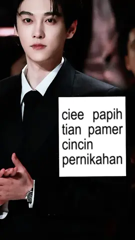cie cie yang lagi pamer cincin nikah nya 🤭🤭 btw bapak tian ini ganteng sekali #tianxuning #fyp 