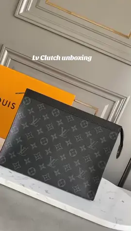 Lv Clutch💰Link 🔗 on my bio to purchase yours 💝 you can send me a DM IF you can't find the link 🔗