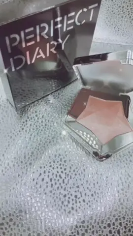 #TIKTOKSHOP#パーフェクトダイアリー#ハイライター#コスメ 💞┈┈┈┈┈┈┈ ⭐️パーフェク ダイアリー ハイライトパウダー スターダストダイヤモンド💎 #ハイライター　#ルミナイザー 02ライトシャンパン 💞┈┈┈┈┈┈┈ ⭐️パケがかっこいいだけでなくザクザク偏光ラメが入ってスターダストのようにキラキラだね！