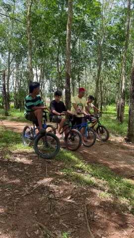 Kalian punya temen gini juga ga, ngerem sepeda nya tu pake sendal #fyp #ceritakita #tipetipeomped #sketsakomedi