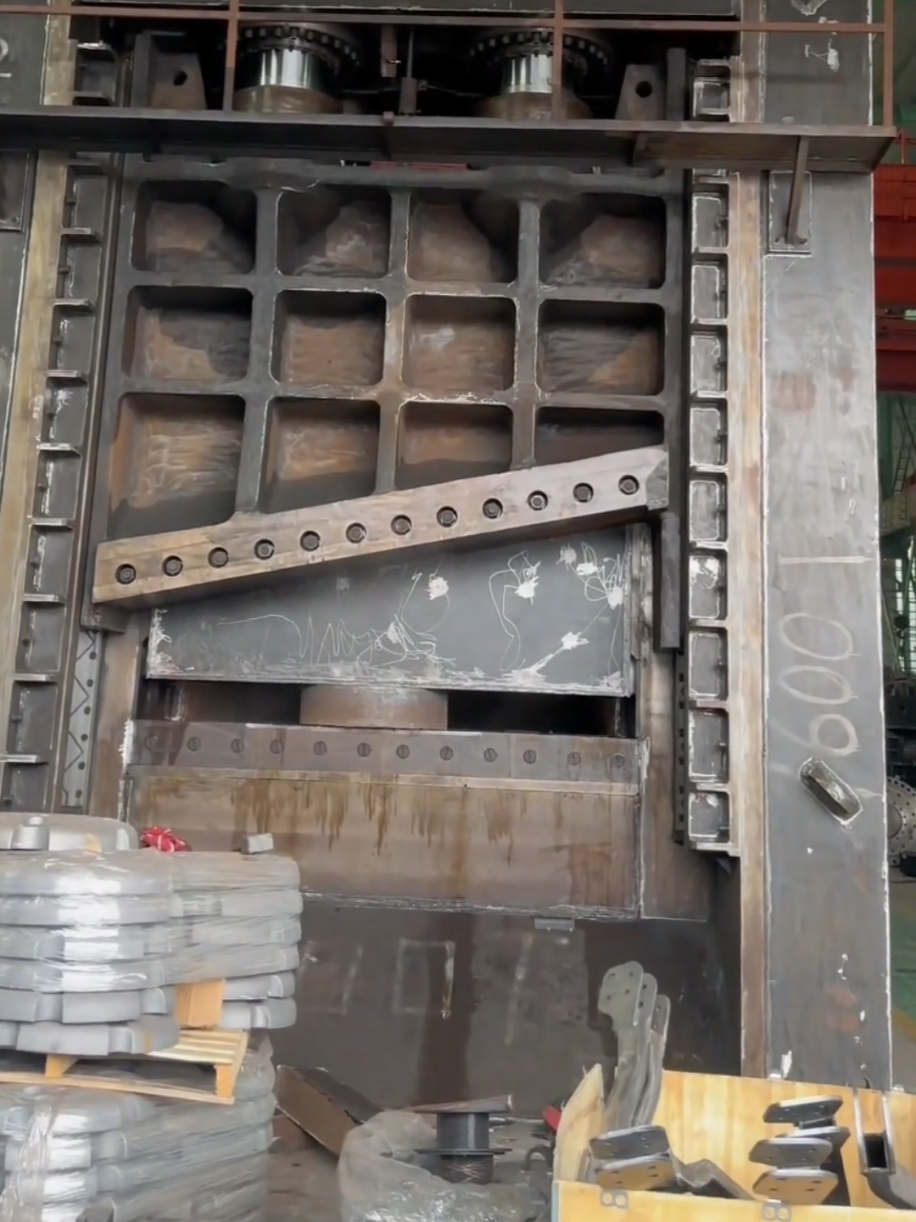 1600Ton shear cut 20cm plate#recyclingmachine #scrapmetal #scrapyard #hydraulicshear 