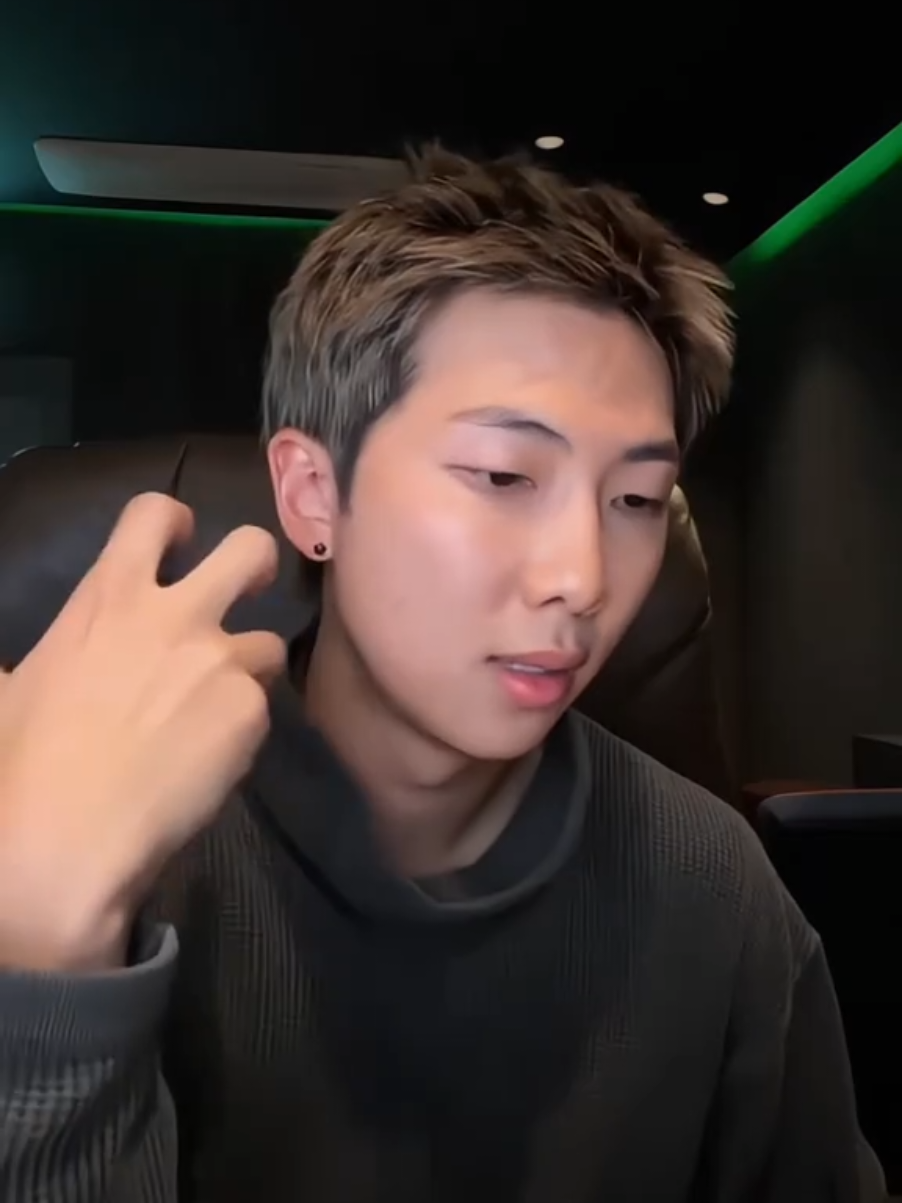 kamu sering buat dia kesal dengan melakukan salah berkali-kali, tapi dia tetap memilih bertahan karena cinta nya lebih besar dari pada rasa kesal nya #povbts 