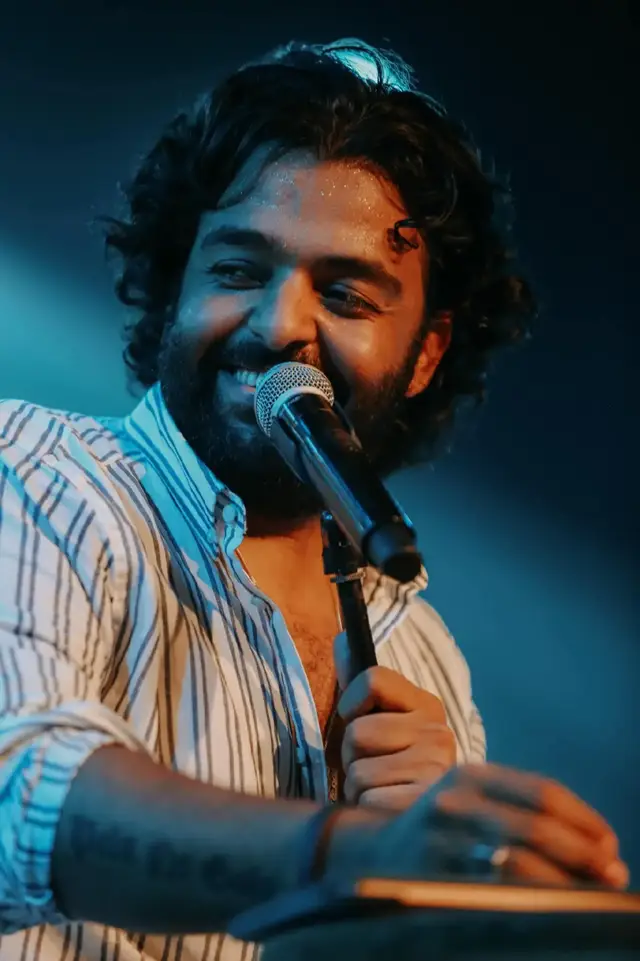 وانتي عارفة ان انتي سكر واني من غيرك وحيد واني صايم طول حياتي فجأة شوفتك جايّة عيد واني مش عارف اعبّر أو ابيّن شيء جديد أو أقولك يعني مثلاً انتي نجمة فوق بعيد فاعذريني واحضنيني حضن كافي حطي ايدك فوق كتافي وارقصي حتي ف خيالك تنزل المطرة اللي ساكنة ف غيم جمالك واعذريني لو ف نفسك كلمة عمري ماقولتهالك واعرفي اني بحبك واني جنبك للنهاية هي دي كل الحكاية