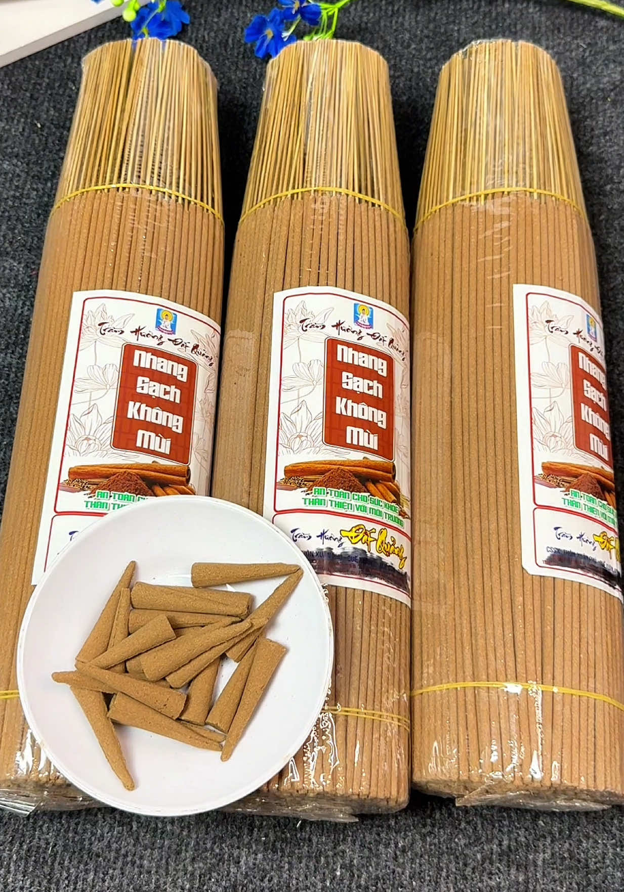 Anh chị nào dị ứng mùi thì xài nhang k mùi giống e nha. 3 bó nặng 3 kg tặng 20 nụ trầm cả nhà mua combo 3 bó này cho tiết kiệm nha #nhangkhongmui #nhangsachdatquang #tramhuongdatquang #giadungzyhome #nutram