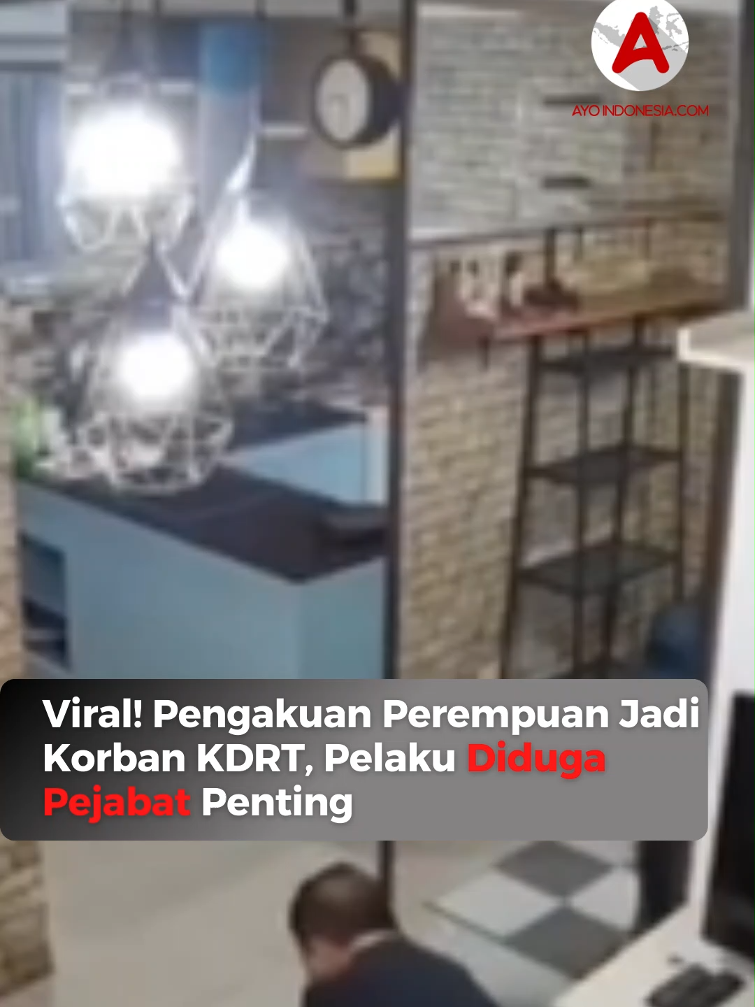 Media sosial kembali dihebohkan dengan kisah seorang perempuan yang mengaku mengalami k*kerasan rumah tangga dari pasangannya, yang disebut-sebut memiliki jabatan tinggi di instansi pemerintah.  Pengakuan itu langsung memicu gelombang reaksi publik, hingga ramai menyerukan agar kasus tersebut ditangani secara serius dan tanpa tebang pilih. Dalam unggahan yang beredar, korban menyampaikan bahwa ia telah lama menerima k*kerasan fisik maupun verbal. Ia juga mengaku memiliki bukti pendukung, termasuk catatan medis dan keterangan orang-orang terdekat. Status pasangannya yang diduga pejabat membuatnya merasa takut untuk mencari bantuan. Kabar yang beredar menyebut korban sudah melapor dan proses penyelidikan mulai berjalan. Follow terus @ayoindonesiacom  #kdrt #viral #pejabat