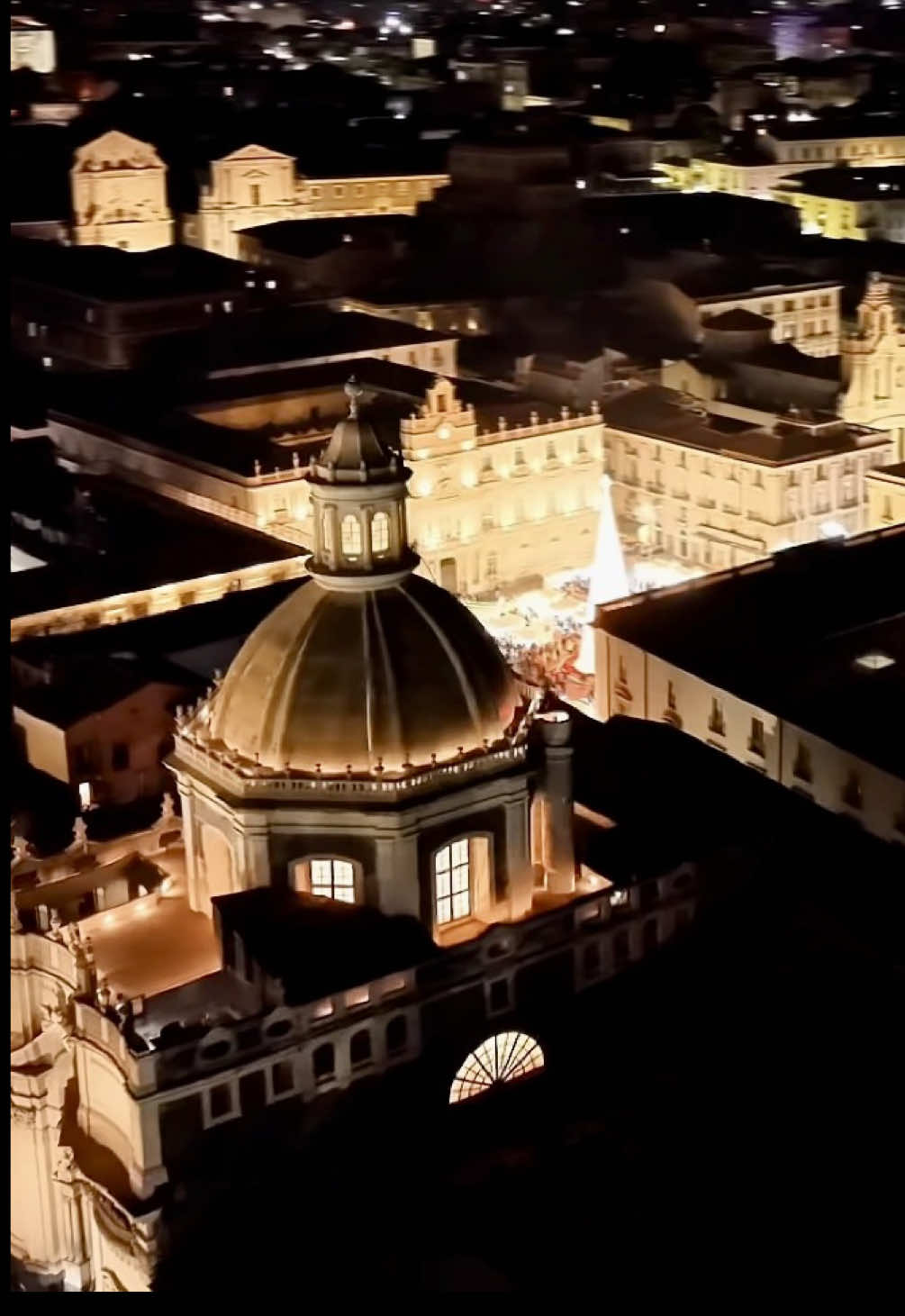 Pronti per il Natale? 🎄  A Catania sembrerebbe di si! 🥰 #sicilia #catania #natale #christmastime #drone 