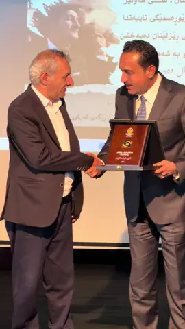 پارێزگاری هەولێر خەڵاتی ڕێزلێنانی پێشکەش بە هونەرمەند ( ئەیام ئەکرەم ) ناسراو بە شەمۆ کرد