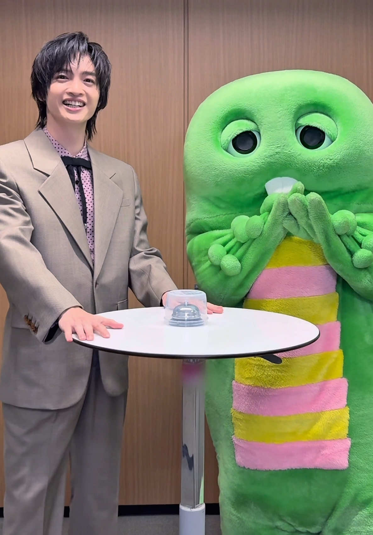 &Joy！Bell challenge🔔 w/ #ガチャピン ( @gachapin_official )二階堂くんも見守っています📣 #玉森裕太 #KisMyFt2 #キスマイ #キスマイとエンジョイしよ 