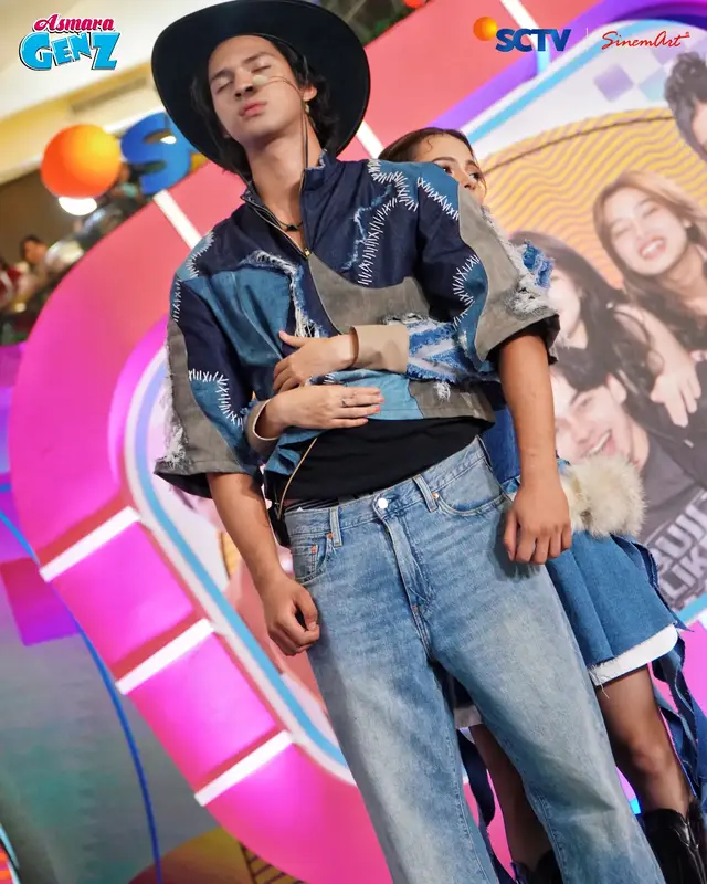 Aww! Nggak ada yang bisa nge bendung keromantisan couple Mohan & Raisa di AGZ Love Fest 4! 🥰🫶 Saksikan sinetron #AsmaraGenZ setiap hari, pukul 16.55 WIB hanya di @sctv 👌 #BullyBukanGenZ #CintaGakBully #SCTV #SCTVSinetron 