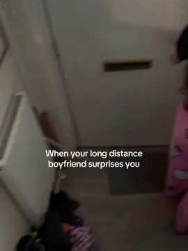 Surprise my long-distance girlfriend 💕#surprise #longdistancerelationship #fyp #usa #foryou #girlfriend #couples 