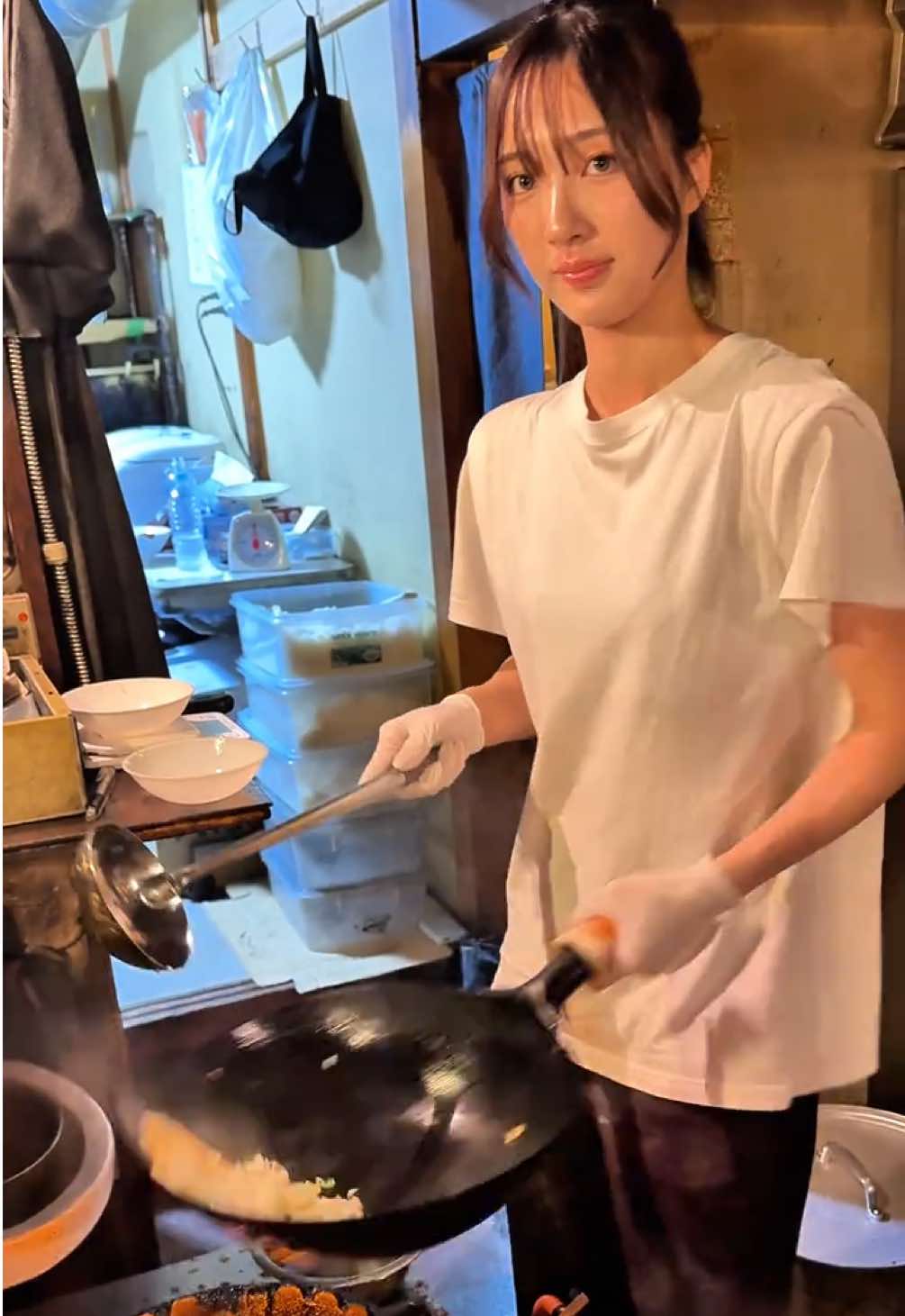 元看護師あのんちゃん！父の味を継ぐため白衣を脱ぎ、鉄鍋を振る🔥 本日ご紹介するのは岐阜の名店『焼豚ラーメン 三條』 ついに美人店員あのんちゃんが新しいステージへ！ 仕事を辞めてうどん職人とラーメン職人に大転身😆 わたしの大好物！にんにくゴロゴロチャーハンは中毒性半端ない🧄⚡️ 一度食べたら病みつきに！無性に食べたくなるので高速かっ飛ばして食べに行ってます！ 薔薇のようなチャーシューもとても美しい一杯です🌹 「元気出したい日」はここ一択♪ ガッツリ男飯を手際よく作るあのんちゃん！そのギャップが最高😍 お腹も心もフルチャージ🧄🔥 ごちそうさまでした🙏 〰︎〰︎〰︎〰︎〰︎〰︎〰︎〰︎〰︎〰︎〰︎〰︎ 📍岐阜県羽島郡笠松町北及658 メゾンＧ5 1F ⏰11:00 - 23:00 💤年中無休 🚃玉ノ井駅から遠いので車がオススメ 🚗駐車場あります 　 〰︎〰︎〰︎〰︎〰︎〰︎〰︎〰︎〰︎〰︎〰︎〰︎ #岐阜グルメ  #ラーメン  #にんにく #チャーハン #japanesefood 