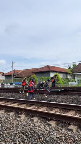oh ini yang namanya KLB Angkutan rel manual 🤣 #pekerja #fyp #semangat #beranda #keretaluarbiasa 