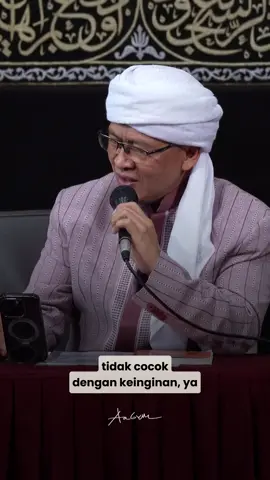 BENARKAH SEMUA TAKDIR ITU BAIK? Walau sering tak sesuai dengan hati dan nafsu, di baliknya selalu ada rencana terbaik dari Alloh yang Maha Baik. Kita banyak dosa, sering lupa taat, dan setiap hari menambah kesalahan tanpa sadar. Maka kasih sayang Alloh hadir melalui ujian: difitnah, disakiti, dihina, dikhianati, atau kehilangan harta — semua itu penggugur dosa dan penaik derajat. Jika tujuan kita akhirat, musibah menjadi jalan syukur. Jika tujuan hanya dunia, semuanya terasa berat dan menyesakkan. 📌 Orang yang makin takwa adalah yang makin mampu menerima takdir dengan hati lembut. 📌 Ujian sejati bukan pada musibahnya, tapi pada bagaimana kita menghadapinya. 🔖 Mari renungkan, agar hati semakin lapang menerima takdir. 📌 Jangan lupa save & share sebagai pengingat bersama. #aagym #kajiansingkat #kajianaagym #takdir #tawakal    