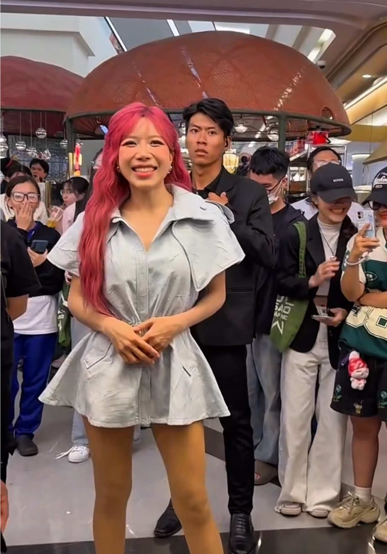 Trang Pháp tựa búp bê trên thảm đỏ Fanmeeting Sao Nhập Ngũ #SaoNhapNgu2025 #TV360Xemtheocachcuaban #Trangphap 