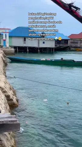 #fyppppppp untuk BPK ini  walaupun hujan deras ia tetap melanjutkan sholat nya😭#fypppppplwatbrnda  # viral tiktok 