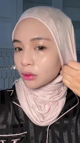 Den pakai skincare set be glow je, jangan tanya lagiiii hehe